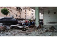 Bayram namazını yıkılması için boşaltılan orta hasarlı binanın altında kıldılar