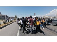 Antalya’da yaya geçidinde bekleyen otomobile arkadan gelen kamyon çarptı: 4 yaralı