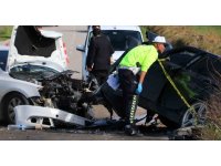 2 otomobil çarpıştı: 1 kişi öldü, 4 kişi yaralandı