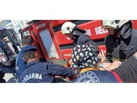 Sollama yaparken palmiyeye çarpan otomobilde sıkışan sürücü ağır yaralandı