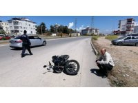 Karşı şeride geçen otomobilin çarptığı motosiklette ölümden döndüler: 2 yaralı