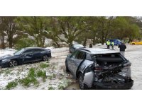 Dolu yağışı nedeniyle park edilen otomobillere çarptı: 4 yaralı