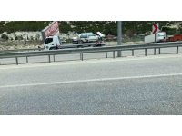 Tekeri kopan araç yoldan çıkıp reklam tabelasına çarptı: 1’i bebek 4 yaralı