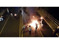 Yanan motosikleti söndürmek için mücadele ettiler