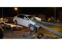 Manavgat’ta alkollü sürücünün kullandığı otomobil bariyere ok gibi saplandı: 1 yaralı