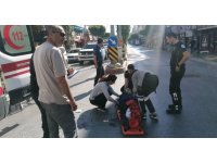 Motosikletin çarptığı yaşlı kadın havada savrulup asfalta düştü
