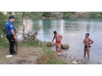 Ölüme yüzen çocuklara polis müdahalesi