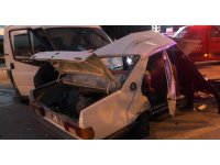 Minibüsün çarptığı otomobil ortadan ikiye bölündü: 1 ölü, 3 yaralı