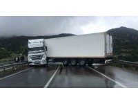 Burdur-Antalya karayolunda tır yolu kapattı, uzun araç kuyruğu oluştu