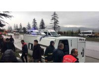Isparta’da servis aracı devrildi: 17 yaralı