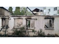 Kullanılmayan müstakil ev, alev alev yandı