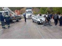 Eğirdir’de kamyonet ile otomobil çarpıştı: 5 yaralı