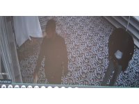 2 hırsız, girdikleri camiden hoparlörü ceketin içine alıp kaçtı