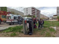 Elektrikli bisiklete çarpmamak için manevra yapan otomobil devrildi: 2 yaralı