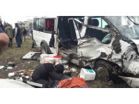 Mersin’de minibüs ile hafif ticari araç çarpıştı: 1 ölü, 9 yaralı