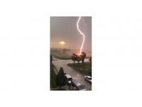 Yıldırımın düşme anını cep telefonuyla kaydetti