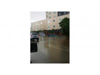 Adana’da sağanak yolları göle çevirdi, otomobil sular altında kaldı