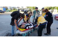 Hafif ticari araç motosikletle çarpıştı: 2 yaralı