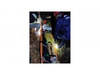 Yamaç paraşütü yapan turist kayalıklara düştü