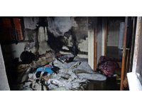 Müstakil evde çıkan yangında 2 kişi dumandan etkilendi, muhabbet kuşu kafesinde telef oldu