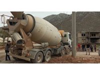 Beton mikserinin altında kaldı