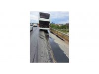 Otobüsün motorundan yola dökülen yağ, motosikletlileri hastanelik etti