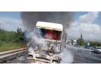 Otoyolda yanan tır kullanılmaz hale geldi