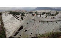 Fırtına ve hortum biri tır iki aracı devirdi, çatıları uçurup seraları parçaladı