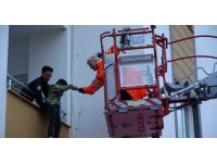 Adana’da şiddetli yağış hayatı felç etti, araçlar mahsur kaldı, kısa süreli panik yaşandı