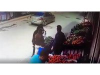 O anlar kamerada: Bir kadına tokat attı, diğer kadınlar müdahale edince onları da darp etti