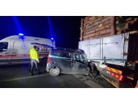 Odun yüklü kamyona çarpan aracın sürücüsü olay yerinde hayatını kaybetti