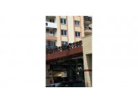 Üst geçitten atlamaya kalkan genç, polislere zor anlar yaşattı