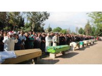 Hatay’da kamyon faciasında ölen 7 kişi, yan yana defnedildi
