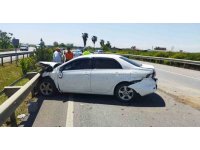 Önündeki aracın sağından geçmeye çalışan otomobil, önce bariyere sonra motosiklete çarptı: 2 yaralı