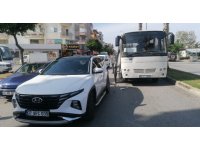 Otomatik kapısı açık seyreden servis otobüsü otomobile çarptı