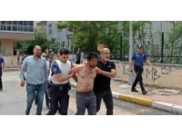 ‘Sabaha kadar parti’ deyip elinde ne varsa sokağa fırlattı, içeri girince polisle göz göze geldi