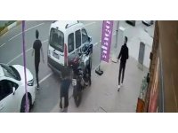 Dönüş yapan otomobil, karşıya geçmek için bekleyen yayayı altına aldı