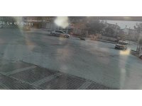 Motosiklet sürücüsü çarptığı otomobilin altında kalmaktan kıl payı kurtuldu