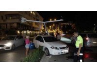 Alkollü sürücü refüjü aşıp otomobile çarptı, aydınlatma direği üzerine yıkıldı