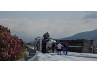 Osmaniye’de gübre yüklü tır devrildi