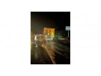 Lastiği patlayan hafriyat kamyonu alev aldı