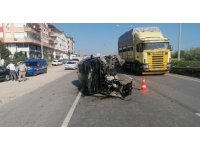 Makas atarken bariyerlere çarptı, hurdaya dönen otomobilden yaralı çıkarıldı