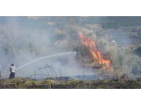 Hatay’da anız yangınında tarladaki samanlar yandı