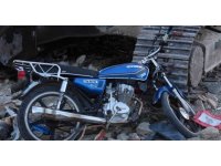 Motosiklet park halindeki kepçeye çarptı: 2 yaralı