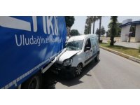 Su nakliyesi yapan araçların kazasında sıkışan aracı itfaiye çıkardı
