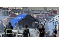 Hatay’da çıkan yangında bazı çadırlar kullanılamaz hale geldi