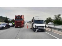 İşçi servisi ile otomobil çarpıştı: 8 yaralı