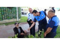 Araçları durdurup para isteyen alkollü dilenciler, ceza yazılırken bile içmeye devam etti