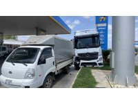 Akaryakıt istasyonuna giren tır, park halindeki araca çarparak durabildi