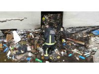 Binalardan tek katlı binanın üzerine atılan çöpler ikinci kez yangın çıkardı